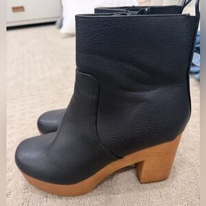Universal Thread Black faux Leather Ankle Boots with Wooden Heel. Size 7.5